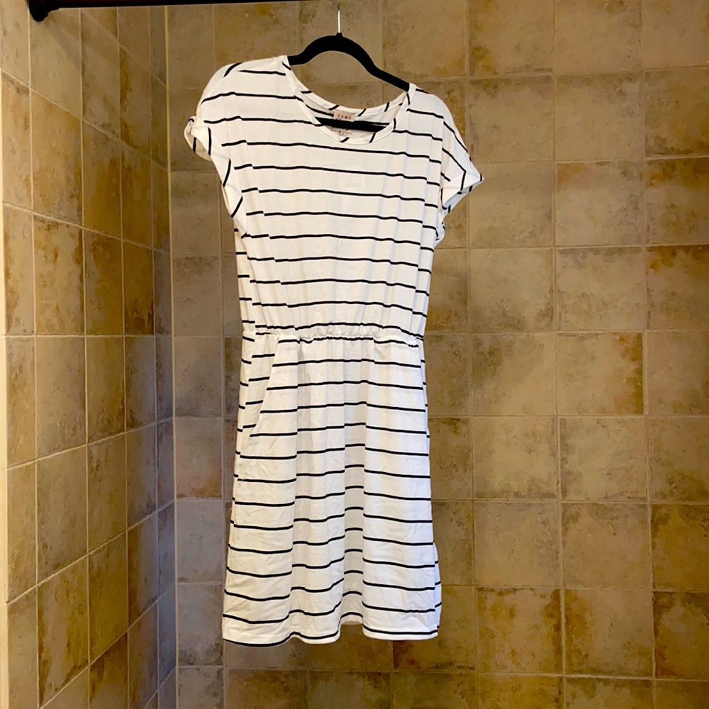 White and black striped dress w/ pockets